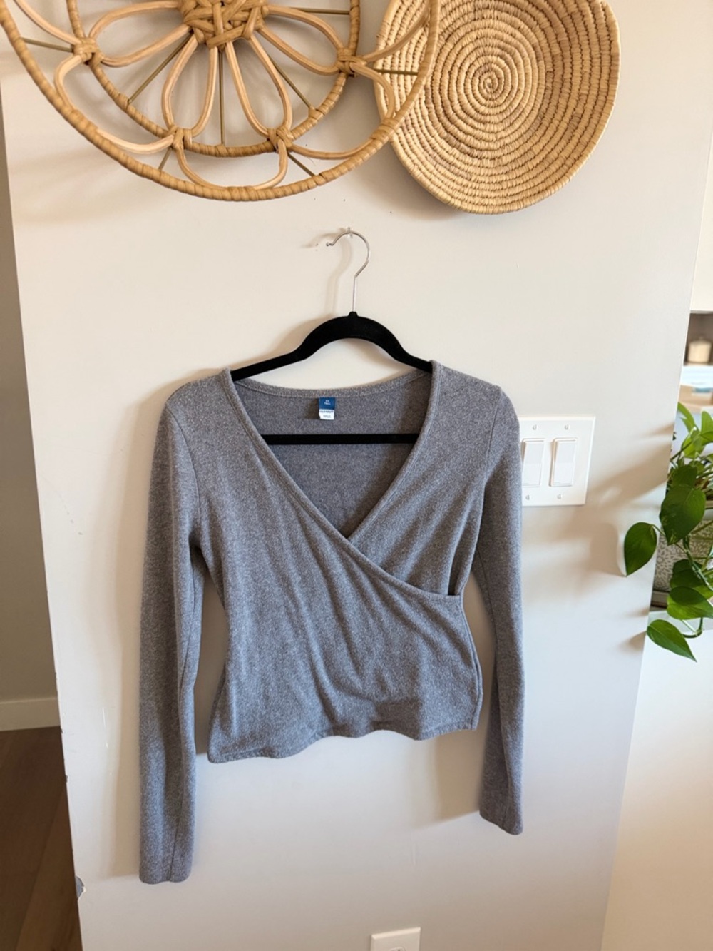 Old Navy Light Gray Wrap-Style Long Sleeve Top